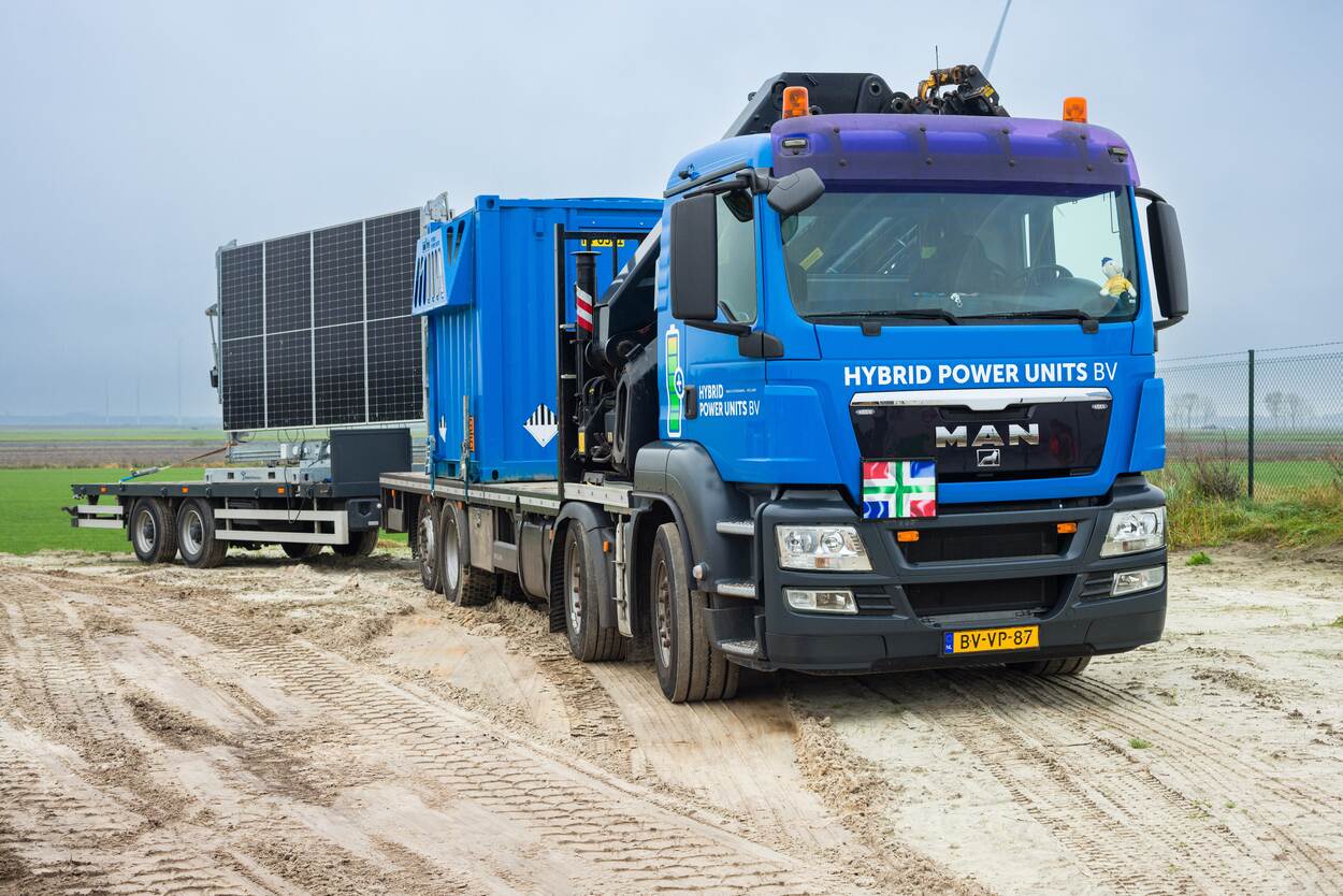 Vrachtwagen met  Hybrid Power Unit en aanhanger met zonnepanelen