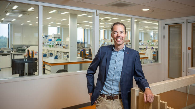 Laurens van der Flier managing Director oncode accelerator voor een laboratorium